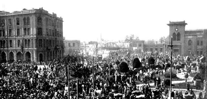 تجمع المتظاهرين أمام محطة مصر - المعروف بميدان رمسيس حاليا