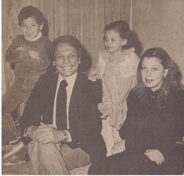 صورة نادرة لعادل إمام وزوجته وأبنائه